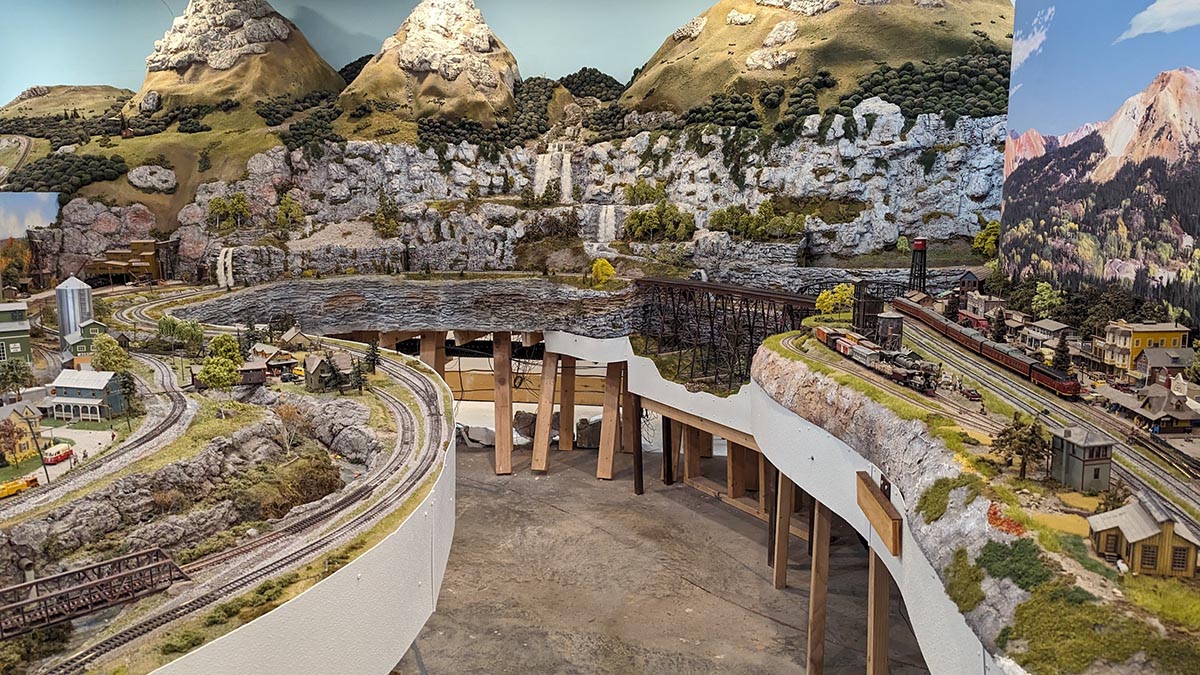 Mountain Backdrop between Nye and Mayberry